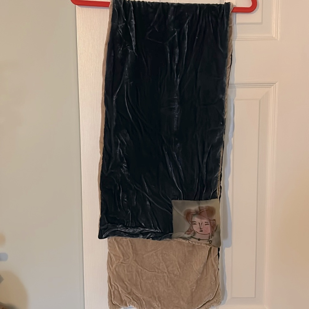 Velvet scarf with vintage face picture